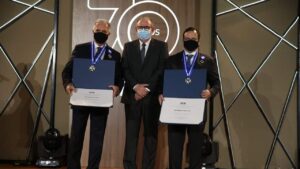 Pio Rodrigues Neto com Ricardo Cavalcante e Igor Queiroz Barroso recebendo a Medalha do Mérito Industrial