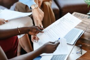 As mudanças no alvará trazem como novidade as classificações de risco, que adequaram a Lei de Liberdade Econômica, trazendo menos custo e até gratuidade para empresas enquadradas em baixo risco. 