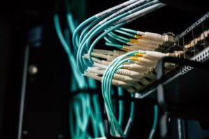 O programa Wi-Fi Brasil instalou mais de 14 mil pontos de internet, atendendo 10 mil escolas, 700 unidades de saúde e 400 aldeias indígenas. 