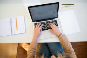 O curso Gestão Ágil com Scrum vai mostrar como utilizar, na teoria e na prática, um dos frameworks mais importantes para a gestão de qualquer tipo de projeto.