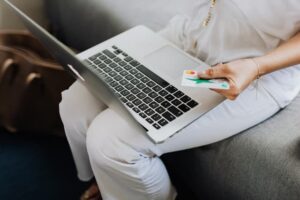 76% dos brasileiros recorrem às redes sociais para comprar. 56% buscam avaliação de outros clientes; 54% usam as redes sociais para comparar preços.