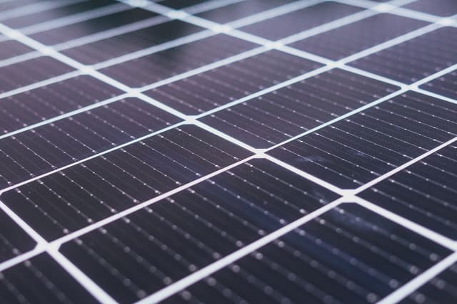 A Voltalia está oferecendo cursos de capacitação para instalação de placas solares, com o objetivo de qualificar moradores para as obras da companhia, formando novos profissionais para o mercado de trabalho.