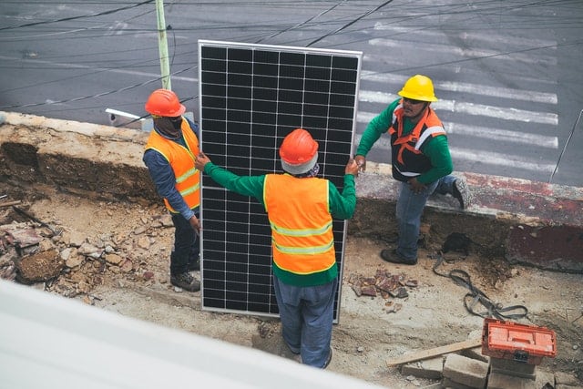 A demanda nacional por módulos fotovoltaicos, que atingiu a marca de 4,88 GW no primeiro semestre de 2021, superando o volume do ano todo de 2020.