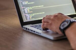 O C&A Fashion Devs irá selecionar 50 candidatos com perfil júnior para participar gratuitamente de mais de 140 horas de formação online e, ainda, ter a possibilidade de fazer parte do time tech da varejista de moda. 