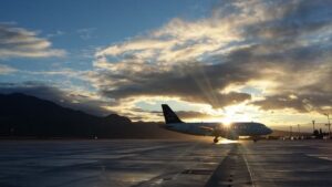 Em um ambiente neutro e sob regras de governança, os integrantes promoverão encontros periódicos para discutir a regulação da infraestrutura aeroportuária do país e, com isso, fomentar as melhorias regulatórias necessárias ao desenvolvimento do setor.