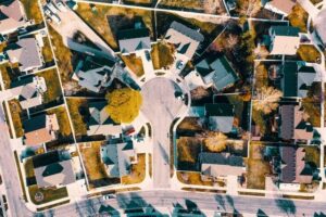 A localização é predominantemente no Rio de Janeiro, São Paulo e Goiás. Os valores das casas, apartamentos, lotes, salas e prédios comerciais variam entre R$ 16.188,00 e R$ 1,5 milhão.