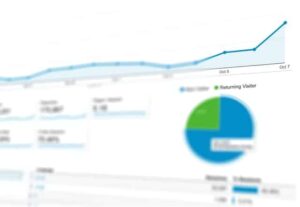 As ações da Evergrande, responsável por cerca de 3,8 milhões de empregos em vários países, caíram 10,24% após o anúncio de que os juros da dívida da empresa não seriam pagos aos credores, e fecharam o dia em US$ 2,28 - uma queda acumulada de 84,7% desde o início do ano.