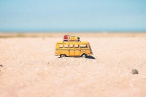 Com a menor oferta de voos, aliada às restrições ainda existentes pelo País, as famílias optaram por realizar viagens de proximidade, utilizando carros próprios, alugados ou ônibus, fazendo estes setores alcançarem cada vez mais rápido os patamares pré-pandemia.