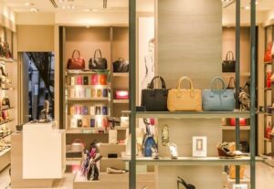 Segundo a ALSHOP, a energia elétrica representa cerca de 30 a 40% dos custos condominiais, sendo que o ar condicionado chega a 60% desse valor. A preocupação maior para os lojistas é ter que repassar os novos valores para o consumidor final.