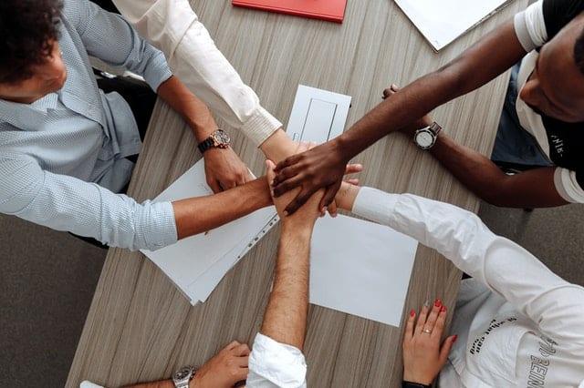 as empresas do Nordeste realizaram 49 operações de fusões e aquisições, no primeiro semestre deste ano, um aumento de cerca de 30% em relação ao mesmo período do ano passado quando foram fechados 38 negócios. Os dados são de uma pesquisa realizada, trimestralmente, pela KPMG. 