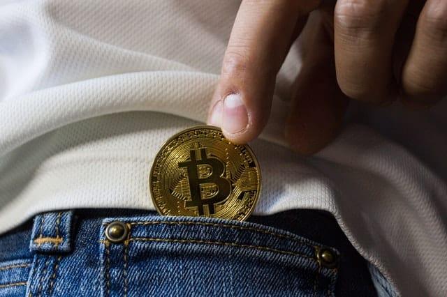 a mudança significa que as empresas devem aceitar o pagamento em bitcoin junto com o dólar americano, que tem sido a moeda oficial de El Salvador desde 2001 e permanecerá com curso legal.