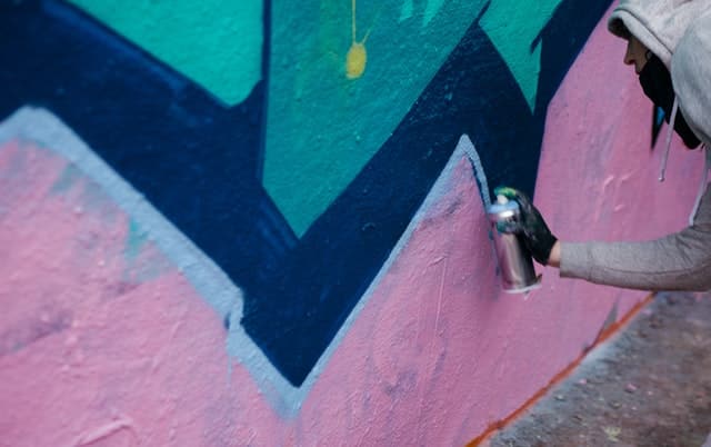 A "batalha artística" terá o grafite como mote e acontecerá nessa quarta-feira, dia 6 de outubro, com a participação de 10 artistas representando diferentes favelas das cidades do Rio de Janeiro (RJ) e São Paulo (SP).(Foto ilustrativa de Clem Onojeghuo no Pexels)
