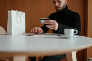 As obrigações das famílias, levantadas pela pesquisa, incluem cheque pré-datado, cartão de crédito, cheque especial, carnê de loja, crédito consignado, empréstimo pessoal, prestações de carro e de casa própria. 