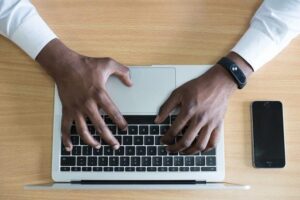 O contribuinte tem acesso às orientações e aos canais de prestação do serviço, nos quais é possível fazer consultas no formato simplificado ou completo de sua situação, por meio do extrato de processamento, acessado no portal e-CAC.