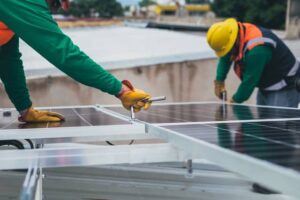 A tarifa convencional já sofreu reajuste de 7% e a bandeira vermelha (valor para cada 100 kWh), de 52%, de acordo com a Agência Nacional de Energia Elétrica (Aneel).