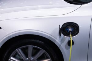 Existem vários modelos de carros elétricos anunciados no AliExpress, com preços variando entre R$ 25 mil e R$ 500 mil. Todos eles  com um valor bem próximo de frete, abaixo de R$ 9 mil.