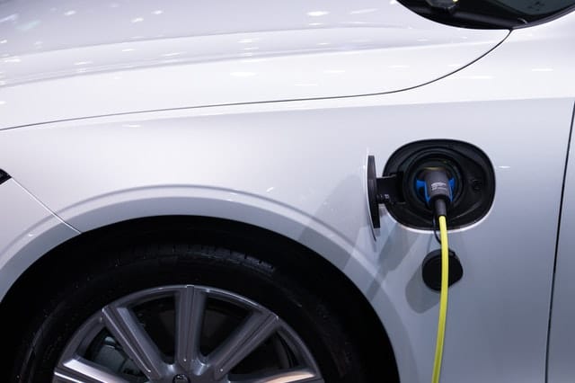 Existem vários modelos de carros elétricos anunciados no AliExpress, com preços variando entre R$ 25 mil e R$ 500 mil. Todos eles  com um valor bem próximo de frete, abaixo de R$ 9 mil.
