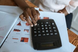 A probabilidade de estourar o teto de inflação passou de 71% no relatório anterior para 100% neste.