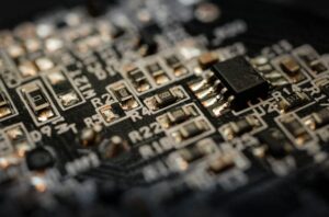 Anualmente, mais de 53 milhões de toneladas de equipamentos eletroeletrônicos e pilhas são descartadas em todo o mundo, segundo o The Global E-waste Monitor 2020.