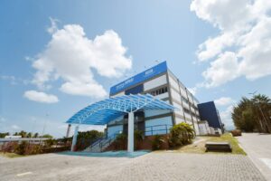 Focado em energias renováveis, um novo Instituto SENAI de Tecnologia (IST) deve começar a funcionar no início de 2022, que funcionará no mesmo prédio onde fica o Instituto SENAI de Tecnologia em Eletrometalmecânica, em Maracanaú, em parceria com o SENAI Barra do Ceará. Estrategicamente alinhado ao mercado e ao momento econômico do estado do Ceará, o IST em Energias Renováveis vai atender e inovar o mercado nacional de energias renováveis com excelência operacional, forte capacidade de execução dos serviços e desenvolvimento de soluções e processos tecnológicos. Nesse contexto, o Instituto fornecerá soluções inovadoras voltadas à geração e ao consumo racional de energias renováveis. Todo o projeto do IST em Energias Renováveis está alinhado às demandas de mercado para o crescimento industrial que o Ceará tem apresentado e projetado para os próximos anos. A partir de visitas técnicas realizadas a empresas, laboratórios e institutos parceiros, foram determinados os serviços com maior relevância dentro de cada segmento. O escopo de serviços incluirá Energia Eólica, Energia Solar, Hidrogênio Verde, Biomassa, Biocombustíveis, Eficiência Energética e Ensaios Ambientais. "O Instituto vem somar com outras instituições e iniciativas já existentes em uma atuação sinérgica para contribuir com as indústrias e a economia do Ceará", afirma o Gerente de Inovação e Tecnologia do SENAI Ceará, Tarcísio Bastos. De acordo com o Diretor Regional do SENAI Ceará, Paulo André Holanda, o SENAI atua alinhado ao mercado. "O setor de energias renováveis é estratégico para o estado, principalmente com esses movimentos em relação ao Hidrogênio Verde. O Ceará deve ser referência mundial desse novo combustível e o SENAI está alinhado a essa demandas", destaca. A Universidade Federal do Ceará (UFC) e a Universidade Estadual do Ceará (Uece) são parceiras da iniciativa. Além dessas, o IST em Energias Renováveis poderá utilizar a Rede de Institutos SENAI de Tecnologia e Inovação para o desenvolvimento de serviços. Localizado no estado do Rio Grande do Norte, o recém-inaugurado ISI de Energias Renováveis no CTGÁS será o principal aliado para a realização de serviços na área. O Ceará está se consolidando como um estado importante nas previsões relacionadas ao hidrogênio verde. O Hub de Hidrogênio Verde (H2V) do Ceará já acumula 12 Memorandos de Entendimento firmados com conglomerados internacionais e representa um esforço importante do Ceará, em uma união entre Governo do Estado, FIEC, Complexo do Pecém e Academia, para promover o desenvolvimento do Ceará com melhor aproveitamento das energias renováveis. Nesse contexto, o SENAI Ceará também oferta diversos cursos em energias renováveis. Em energia solar, estão disponíveis os cursos: Montador de sistemas fotovoltaicos, Montagem de sistemas fotovoltaicos, Dimensionamento de sistemas fotovoltaicos e Comissionamento de sistemas fotovoltaicos. Em energia eólica, o curso Tecnologia em energia eólica promove conhecimentos para identificar as tecnologias e os processos de geração de energia eólica. O hidrogênio verde é considerado por muitos cientistas e especialistas como a melhor inovação dos últimos tempos para combater os efeitos dos gases estufa, por emitir apenas vapor de água, não deixando resíduos no ar, ao contrário do carvão e do petróleo.