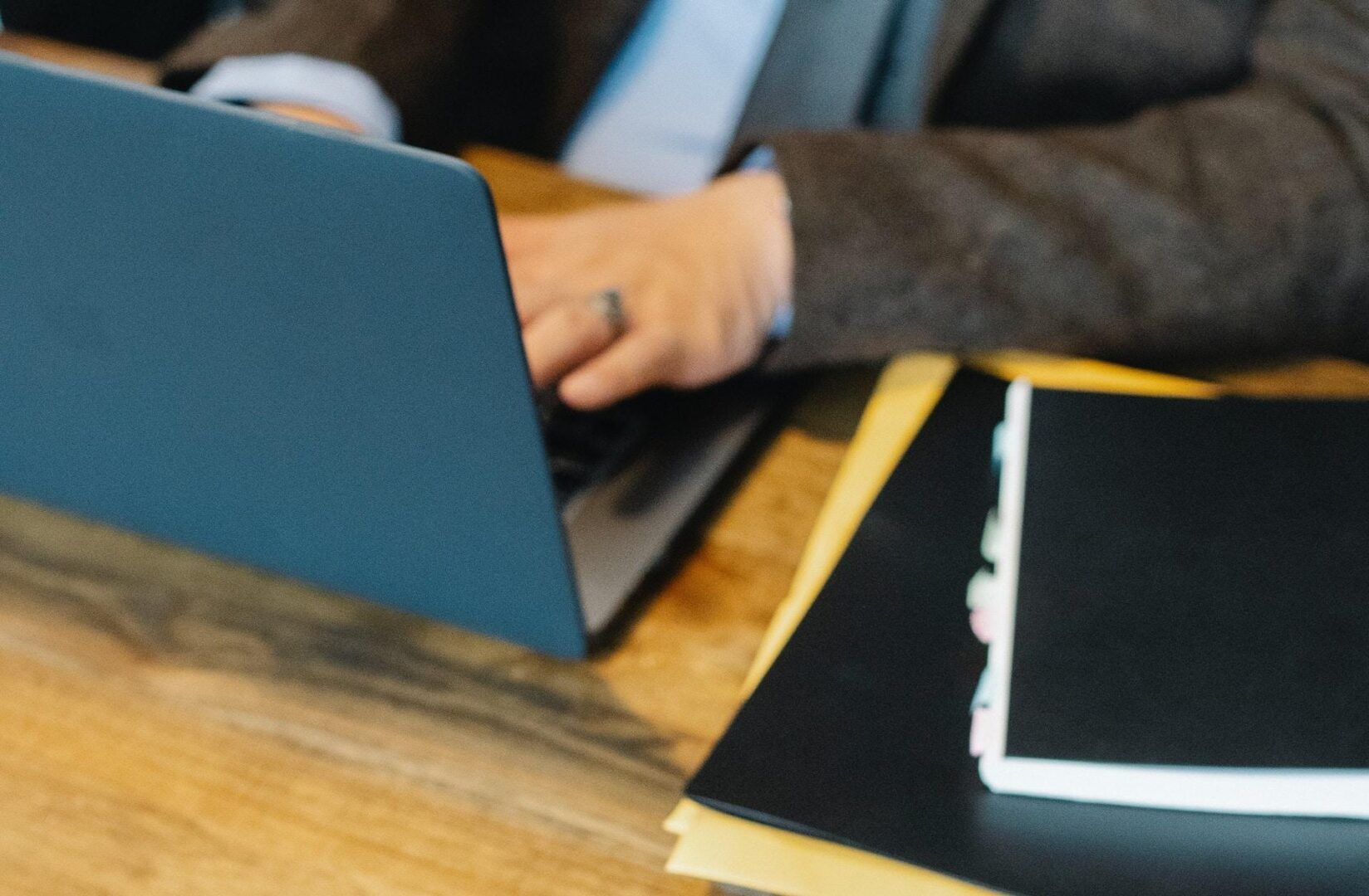 O aumento expressivo nessa modalidade é resultado do redesenho da Senad, que passou a contar com o apoio de leiloeiros cadastrados e comissões com funcionários públicos nas unidades federativas, que ajudaram a agilizar as ações. 