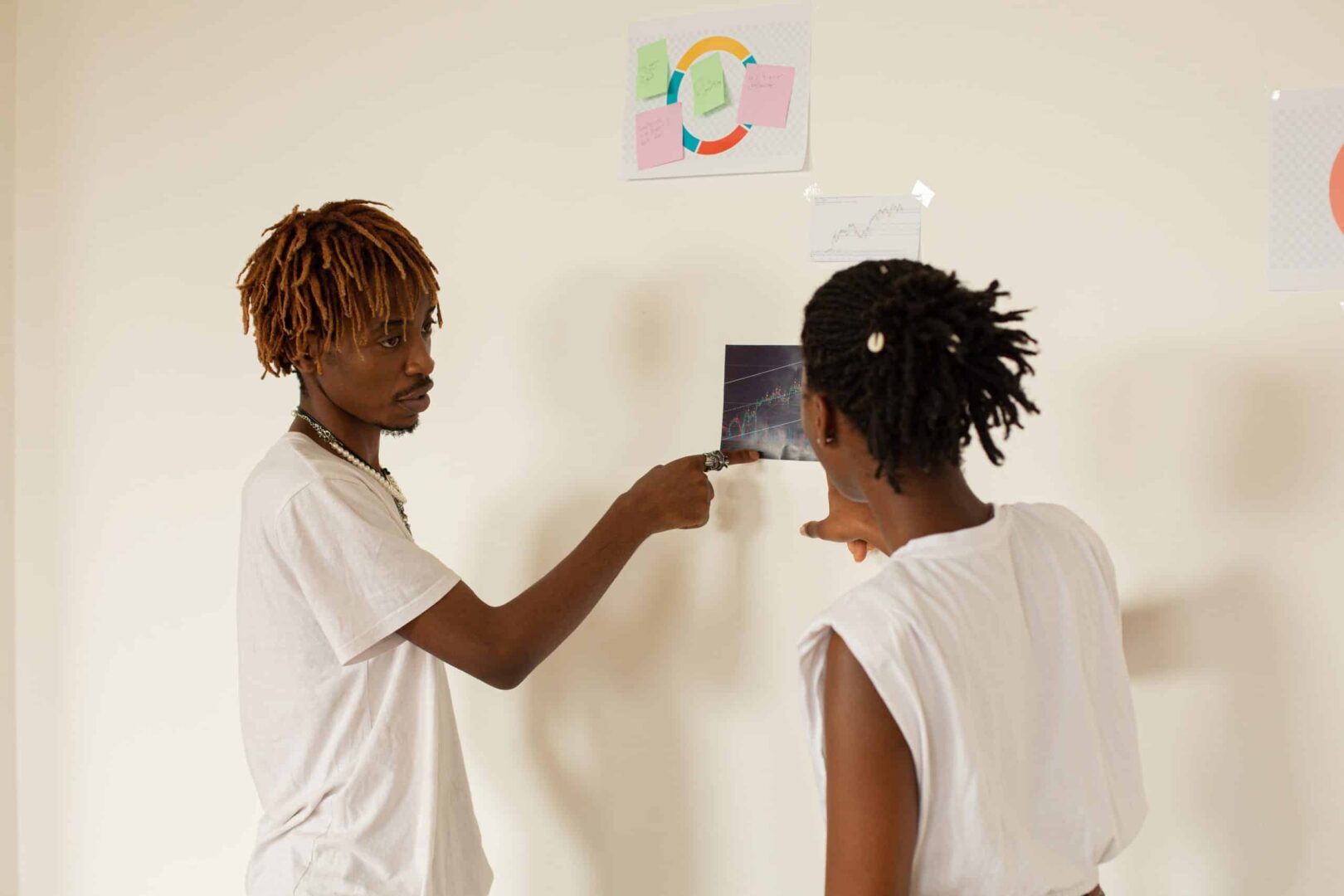 A ação conta com curadoria de produtos feitos por pessoas negras, incluindo obras de autores pretos e novos títulos com temática racial adicionados ao Prime Reading, catálogo de eBooks que faz parte da assinatura Amazon Prime. Foto de Monstera no Pexels