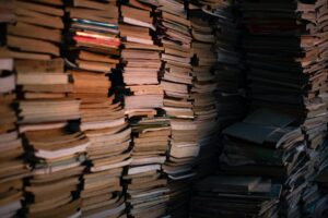 A produção aborda questões financeiras, falta de conexão com a escola, dificuldades de aprendizagem, problemas familiares, entre outros.