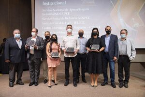 A homenagem se deu pelo apoio, fortalecimento e estímulo que a Federação dá ao crescimento do setor químico industrial do Ceará.