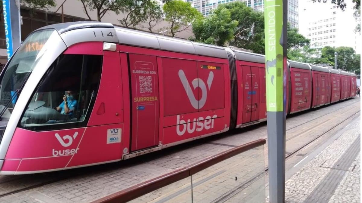 Campanhas publicitárias Buser estampam VLT no Rio de Janeiro com adesivo rosa da marca