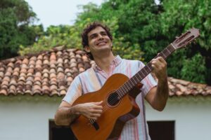 O cantor Pedro Frota vai animar a visita dos frequentadores do Shopping.