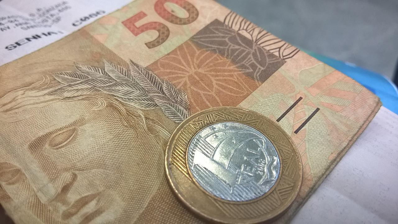 Pagamento do 13º salário pelos municípios.