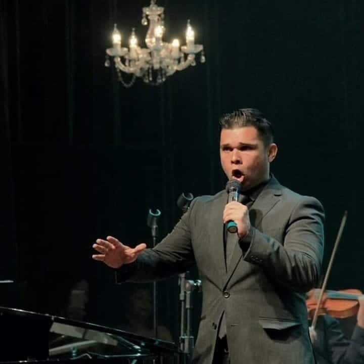 Ricardo Máximo é um cantor lírico natural de Fortaleza com mais de 10 anos de carreira profissional.