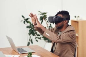 A ideia é que as pessoas usem os avatares para se encontrar em um espaço virtual que reproduza uma sala real. Para isso, será preciso ter óculos de realidade virtual e luvas de captura de movimentos com captura de expressões, linguagem corporal e a qualidade de sua voz.