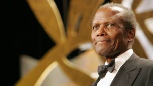 Morreu nesta sexta-feira, 07 de janeiro, aos 94 anos, o lendário ator Sidney Poitier, o primeiro intérprete negro a ganhar o Oscar de Melhor Ator, pelo filme Uma Voz Nas Sombras. (Fotografia: Toni Anne Barson/WireImage)