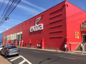 leilão com milhares de itens remanescentes das unidades Extra Hiper, que fecharam as portas após serem vendidas para o atacarejo Assaí.