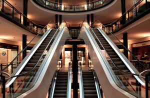 Já os shoppings poderão funcionar a partir das 10h, também observada a limitação de 80% da capacidade de atendimento simultâneo de clientes.