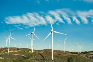 A imagem mostra um parque de energia eólica.