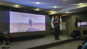 Professor Joanisval Gonçalves durante palestra na Faculdade SENAC, abordando o tema inteligência estratégica e sua importância para decisões estratégicas.