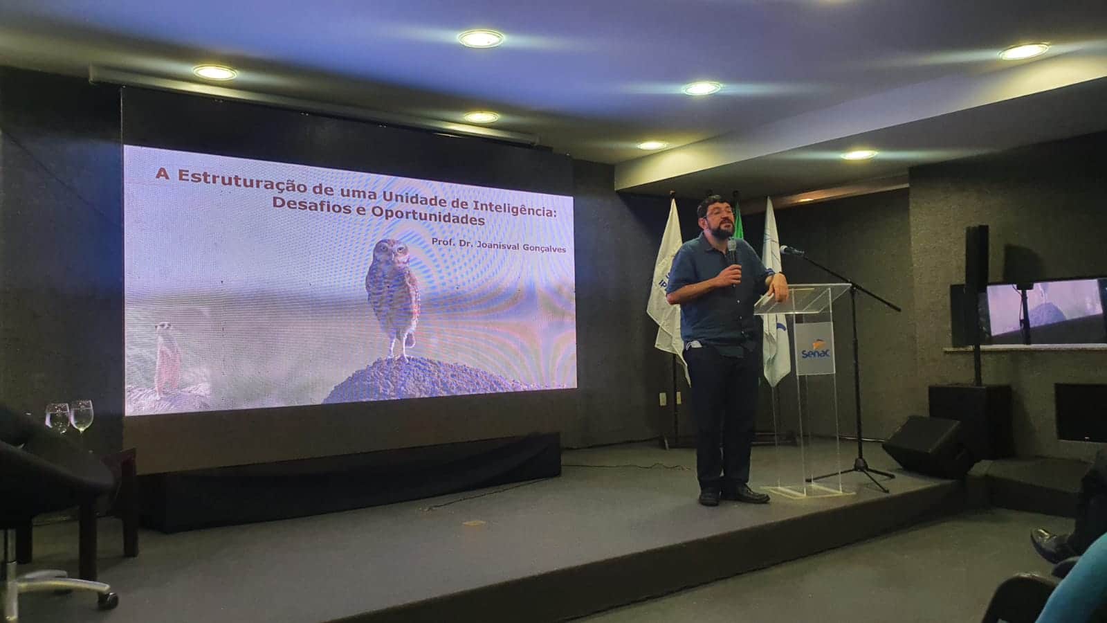 Professor Joanisval Gonçalves durante palestra na Faculdade SENAC, abordando o tema inteligência estratégica e sua importância para decisões estratégicas.