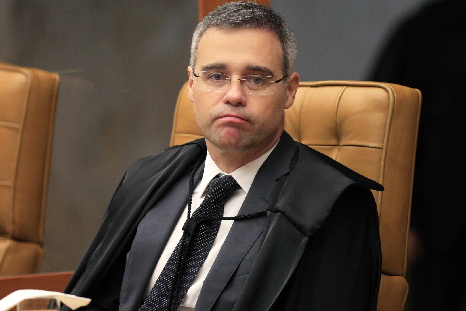 Ministro do STF, André Mendonça, suspende processos para preservar segurança jurídica e uniformidade de decisões.