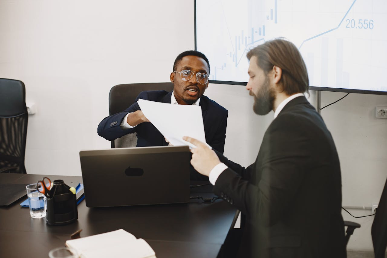 Conselho Administrativo de Defesa Econômica (Cade) analisando casos de concorrência com base na Lei de Defesa da Concorrência.