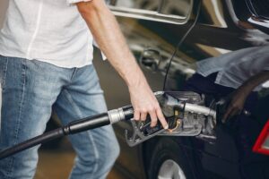 A Petrobras divulgou nesta sexta-feira (17), que os preços dos combustíveis terão aumento. O reajuste de 5,2% na gasolina e 14,2% no diesel