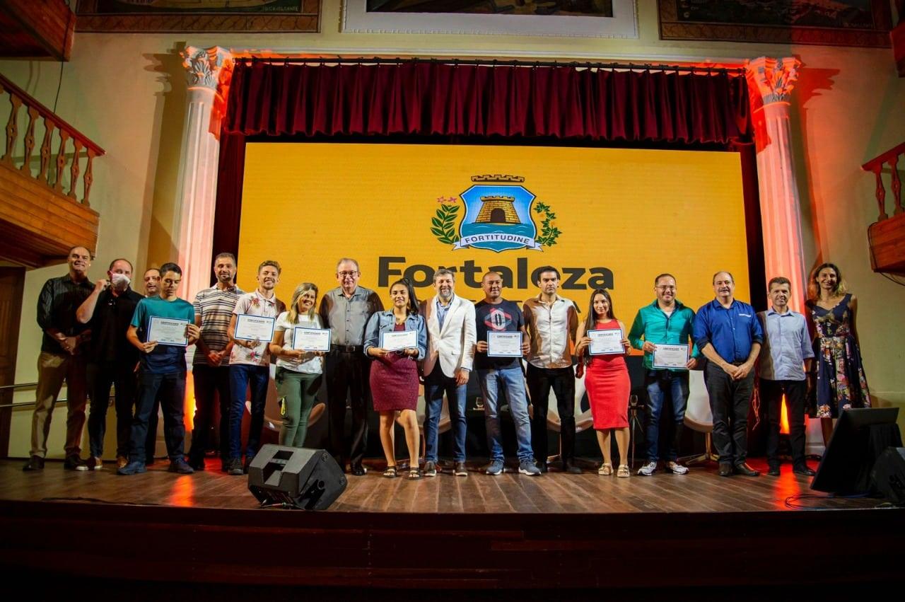 Entrega de certificados do Programa Fortaleza + Futuro pela Prefeitura de Fortaleza, promovendo qualificação profissional gratuita.