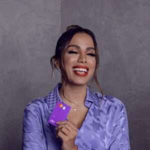 Imagem da cantora Anitta que deixou o cargo no Conselho do Nubank