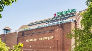 A imagem mostra uma fábrica da cervejaria Heineken.