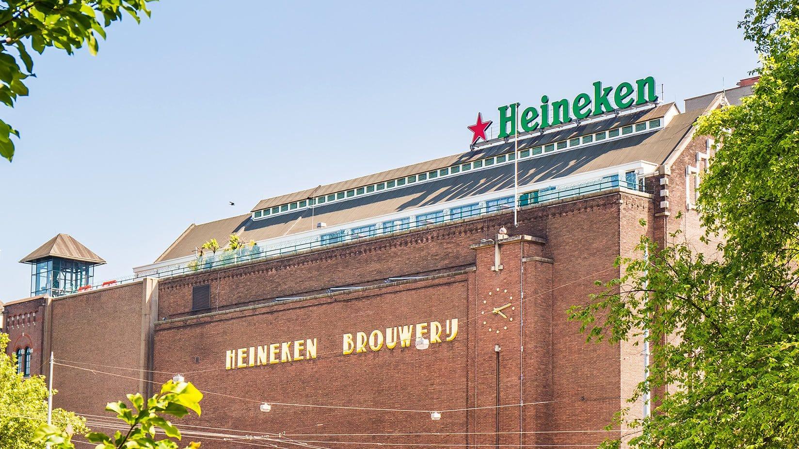 A imagem mostra uma fábrica da cervejaria Heineken.