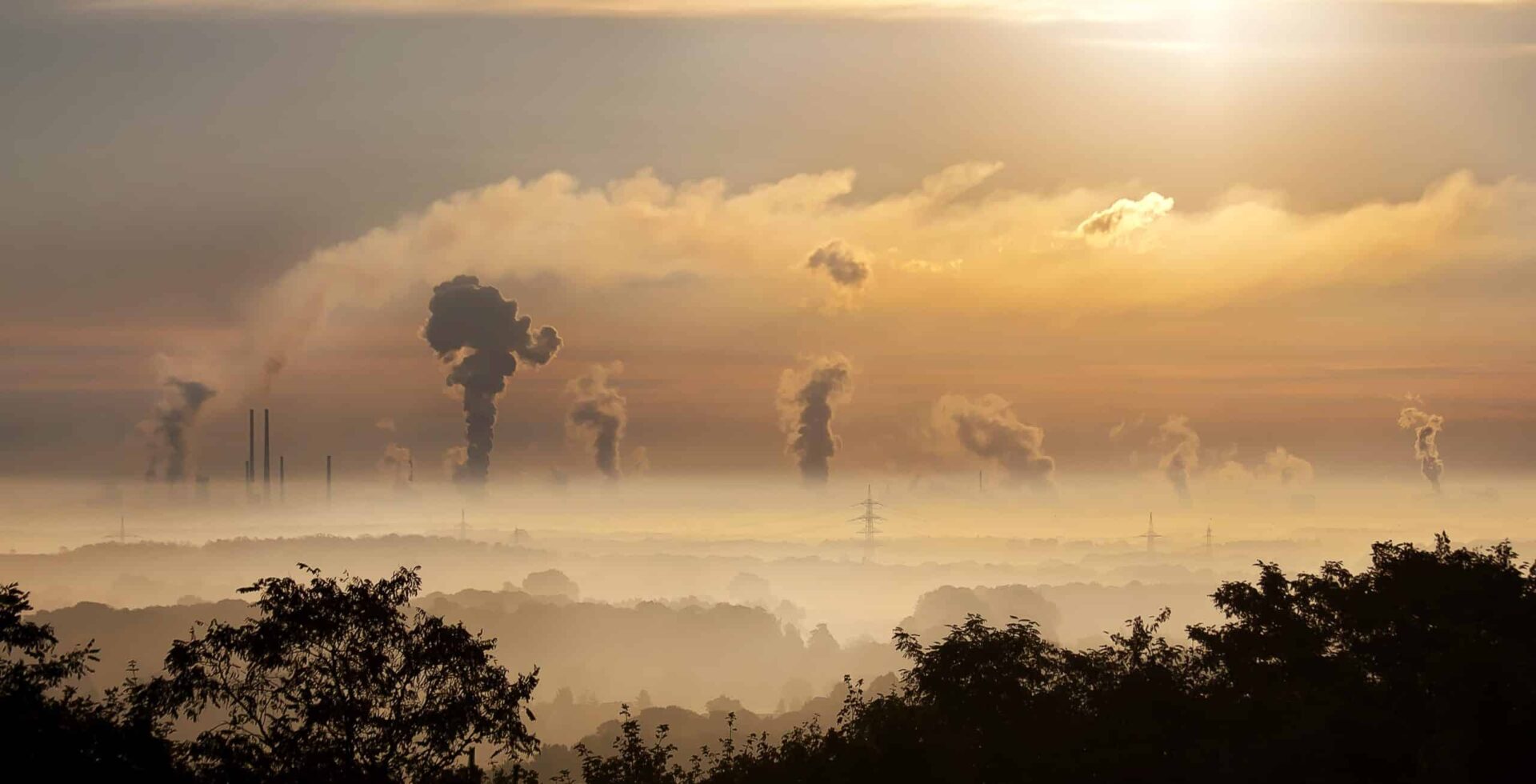Indústria emitindo carbono, representando o impacto ambiental e a importância da Captura e Armazenamento de Carbono para reduzir emissões de CO₂.