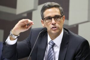 O presidente do Banco Central, Roberto Campos Neto, expressou seu apoio à taxação de fundos exclusivos e investimentos no exterior em uma audiência pública na Comissão de Finanças e Tributação da Câmara dos Deputados nesta quarta-feira (27).