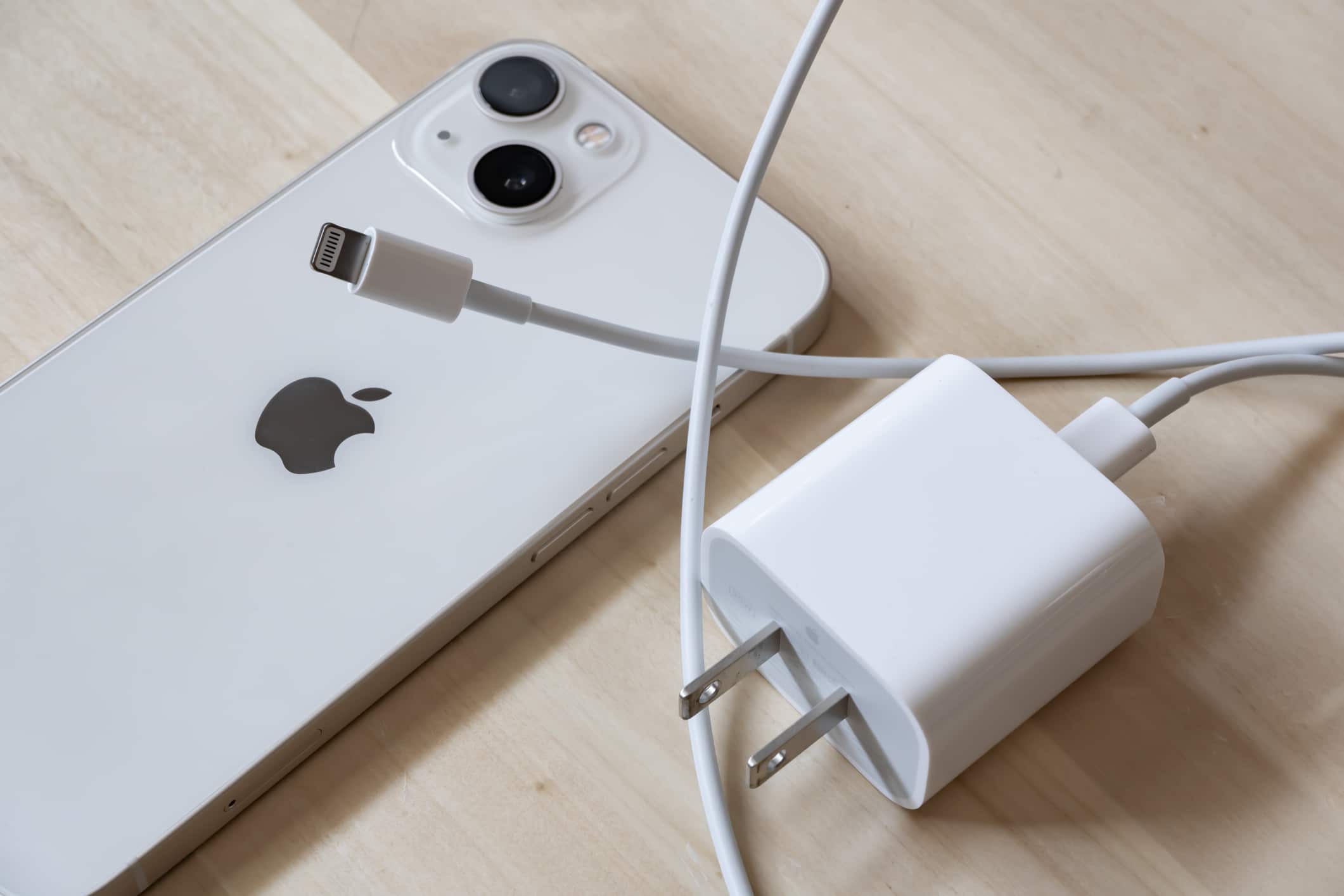 iPhone com carregador
