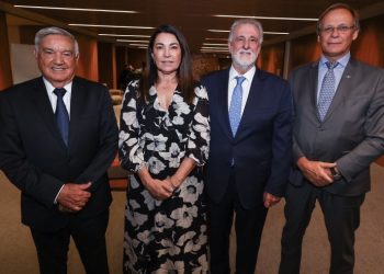 Diretoria eleita: José Zeferino Pedrozo (esq.), Margarete Coelho, Carlos Melles e Bruno Quick. (Foto: Erivelton Viana)